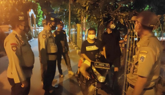 Giatkan Pengawasan ProKes, Polsek Kep Seribu Selatan Gelar Patroli Malam Hari Sasar Ruang Publik