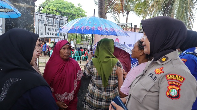 Srikandi Polres Kepulauan Seribu Dengarkan Keluhan Ibu – Ibu Pulau Lancang Dalam Giat Jumat Curhat