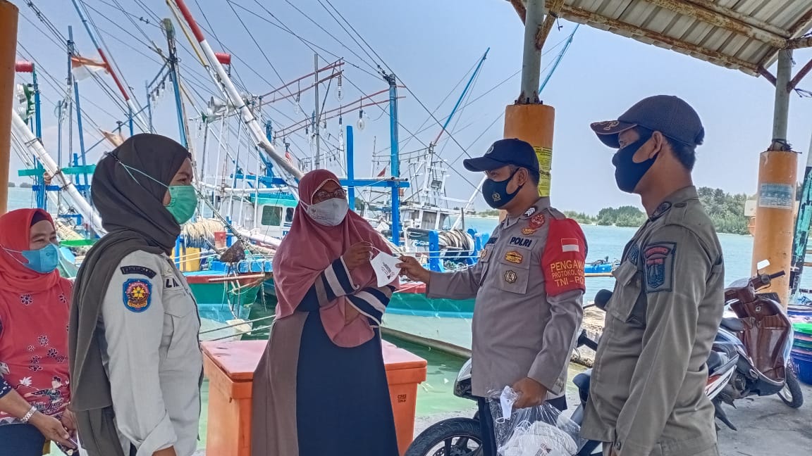 Polres Kep Seribu Hampiri Warga di Ruang Publik Bagikan 1.400 Masker