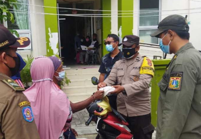 Tekan Sebaran COVID19, Polres Kep Seribu Terus Himbau Warga Taat ProKes dan Bagikan 1.200 Masker di 8 Pulau Pemukiman