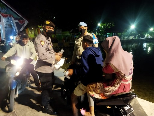 Patroli Malam Polsek Kep. Seribu Utara, Bagikan Masker Gratis kepada Masyarakat