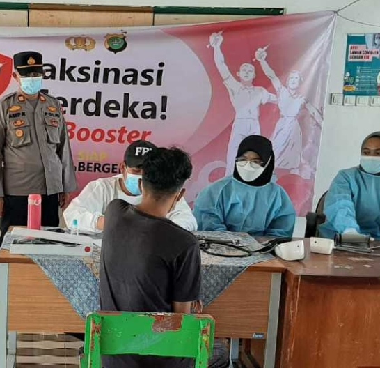 Polsek Kep Seribu Utara Gelar Gerai Vaksinasi Merdeka Booster di Pulau Kelapa