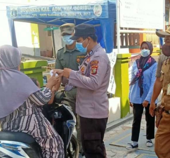 Bagikan 1.000 Masker ke Warga, Polres Kep Seribu Terus Cegah Sebaran COVID-19
