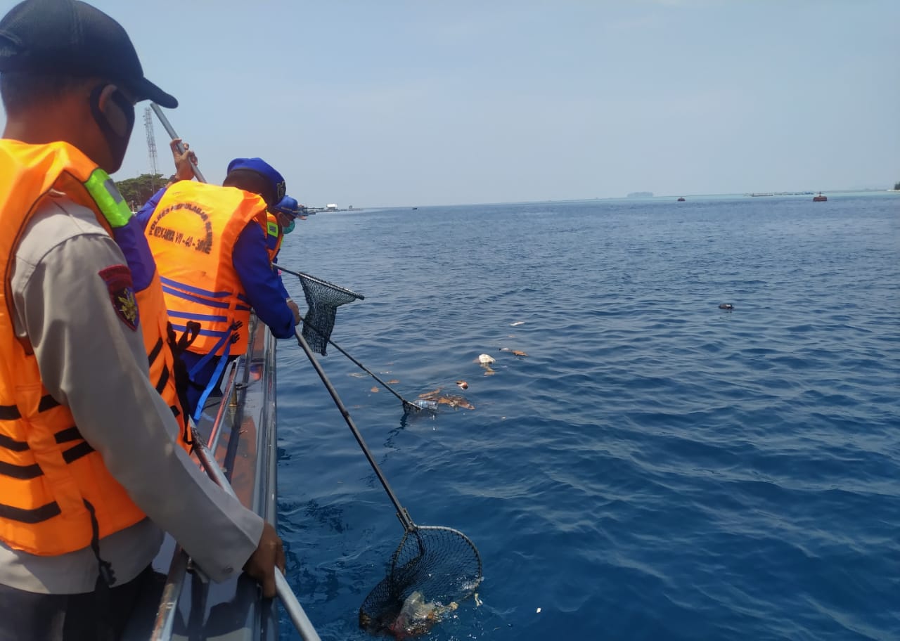 Sambut HUT Ke-70 Korps Polairud, Sat Polair Polres Kep Seribu Gelar Aksi Bersih Laut