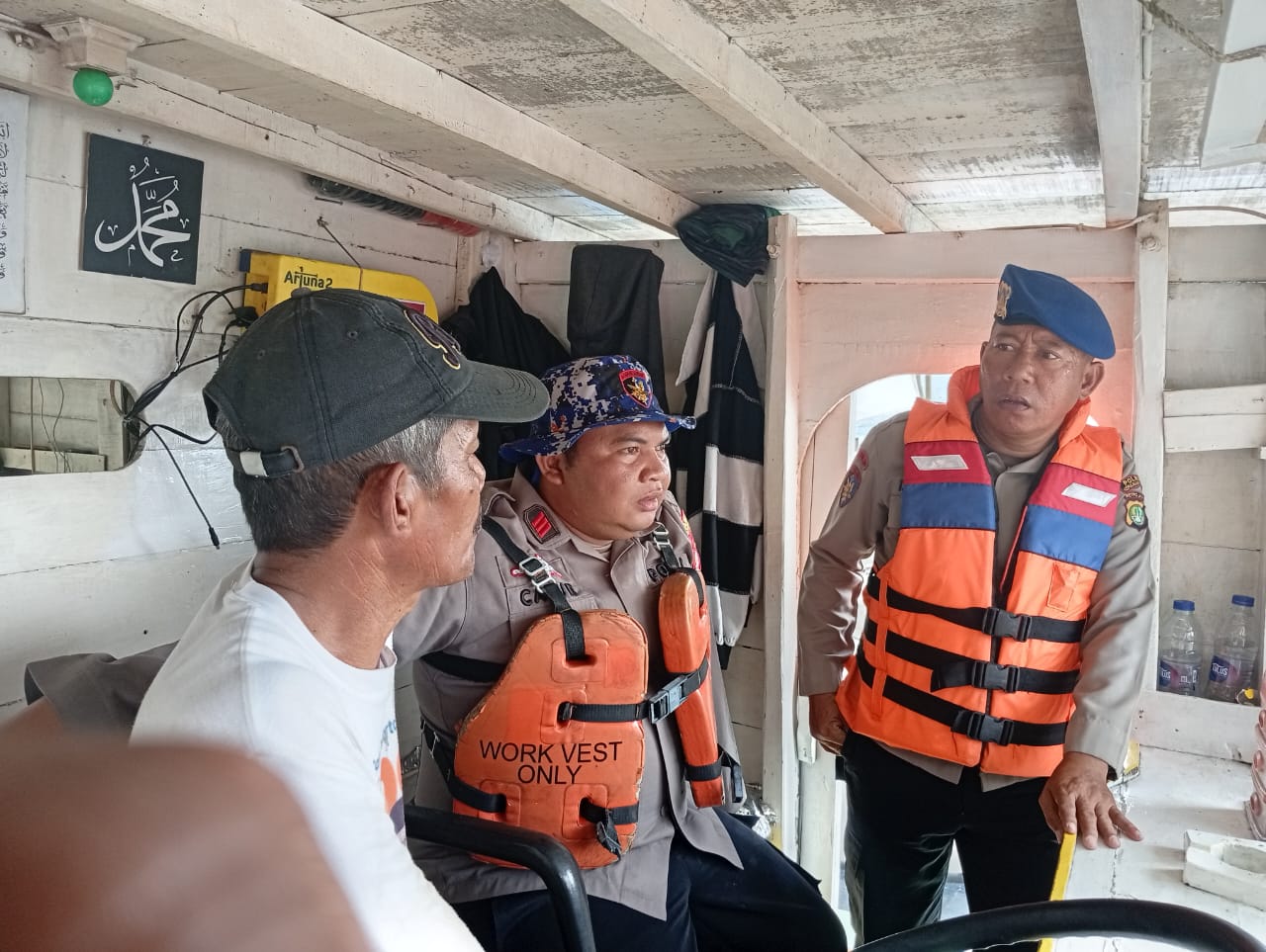 Polisi Baik Himbau Nelayan Gunakan Life Jacket dan Siapkan APAR dalam Patroli Laut Polres Kepulauan Seribu  