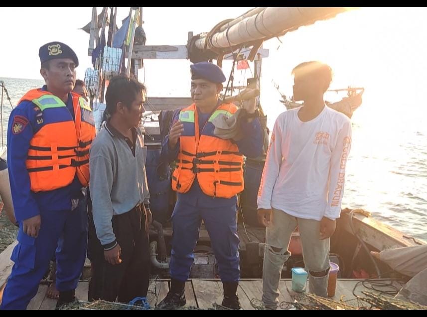 Team Patroli Satpolair Polres Kepulauan Seribu Berikan Himbauan Kamtibmas di Perairan Pulau Lancang