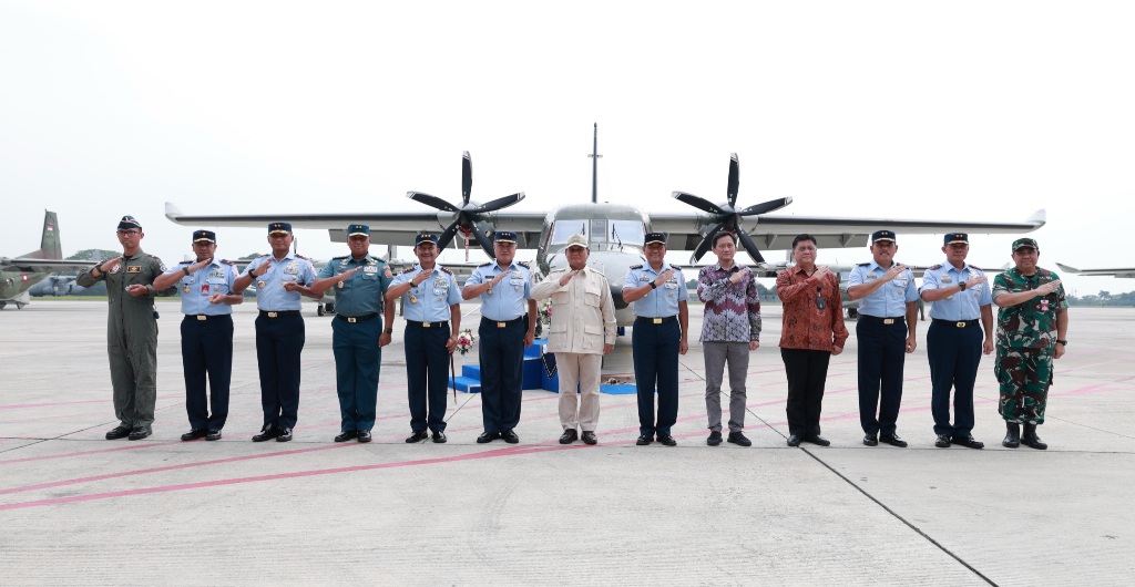 Prabowo Serahkan 5 Pesawat NC-212i Baru Buatan Anak Bangsa ke TNI AU