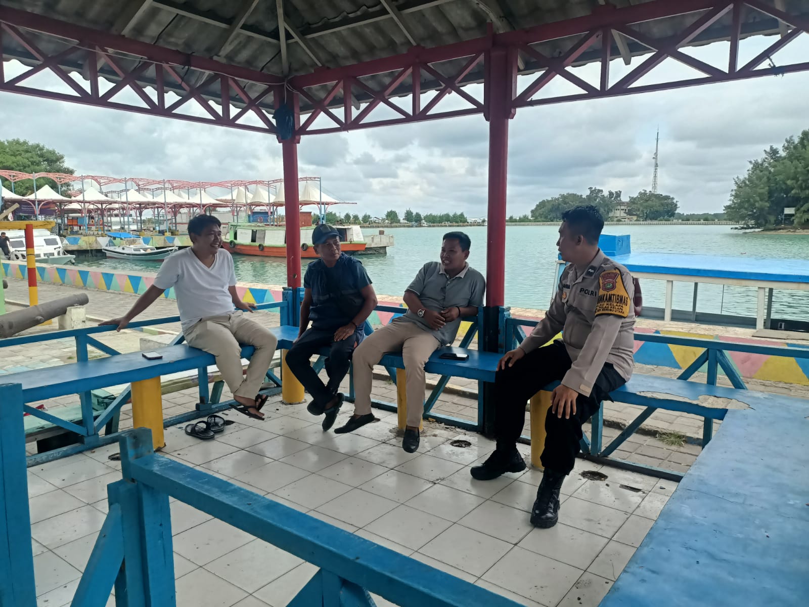 Bhabinkamtibmas Pulau Kelapa Berbaur dengan Warga: Aipda Sahrizal Ajak Masyarakat Cegah Radikalisme dan Hoax