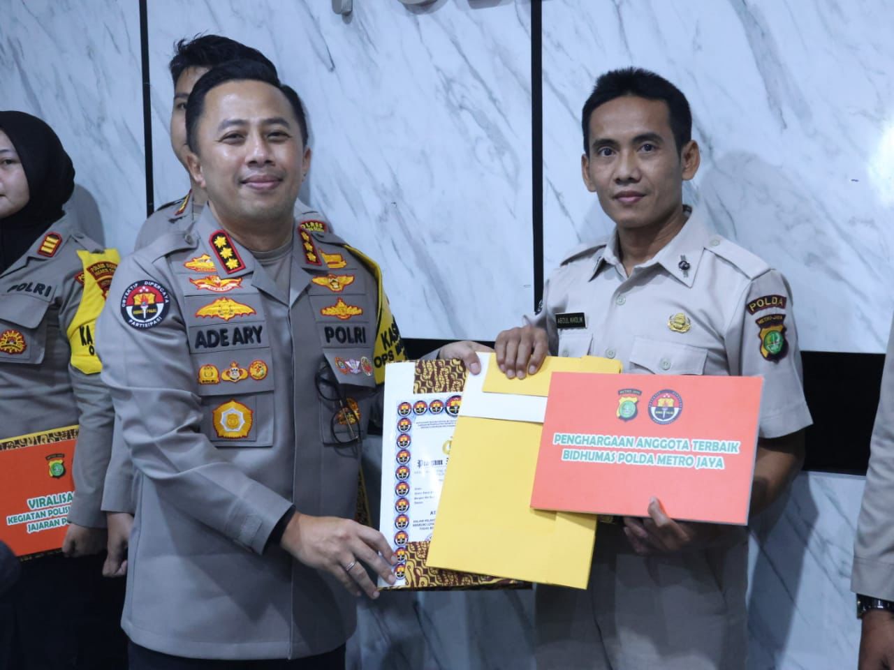 Kabid Humas Polda Metro Jaya Beri Penghargaan Kepada Kasi Humas Dan Personel Berprestasi
