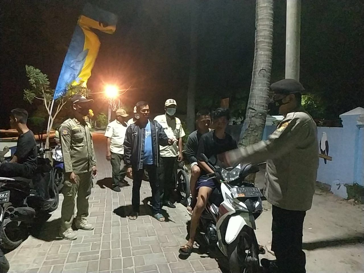 Polres Kep. Seribu dan Polsek Kep. Seribu Selatan Laksanakan Patroli Malam Dengan Guna Wujudkan Sitkamtibmas Aman, Nyaman, dan Kondusif