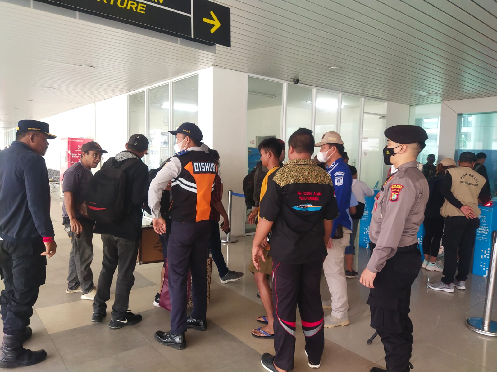 Polres Kepulauan Seribu Gelar Pengamanan Terhadap 354 Penumpang di Dermaga Kali Adem