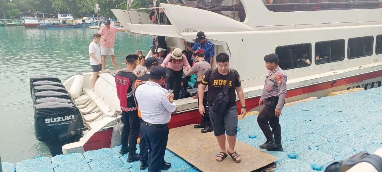 Pos Pengamanan Lebaran 2025 di Pulau Pari Bantu Penumpang Turun dari Kapal, Wujud Polisi Humanis