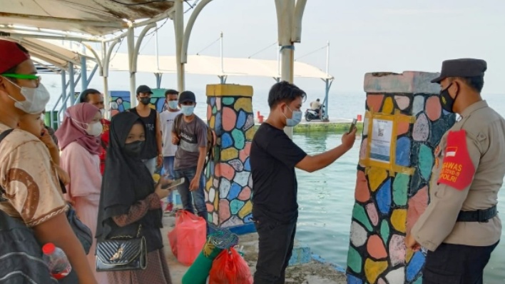 Tiba di Dermaga Pulau Untung Jawa, 127 Penumpang Kapal Diwajibkan Menerapkan ProKes dan Scanning Barcode Peduli Lindungi