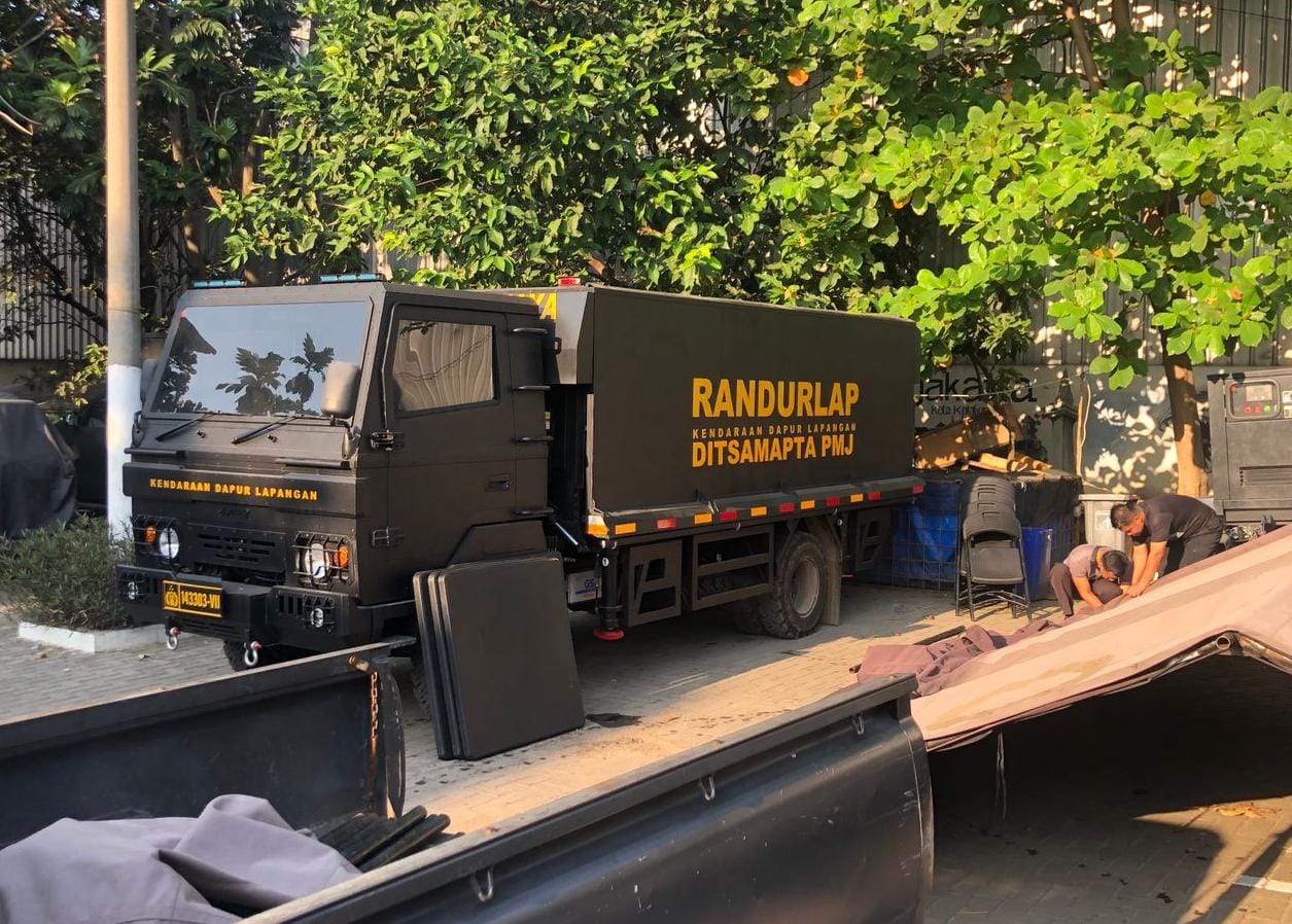 Polda Metro Jaya Siapkan Dapur Umum Bagi Pengungsi Korban Kebakaran di Kapuk Muara