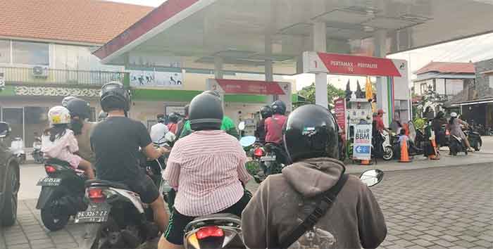 Antrean SPBU di Bali Menggila, Warga hingga Turis Bule Buru Bensin Eceran Rp150 Ribu