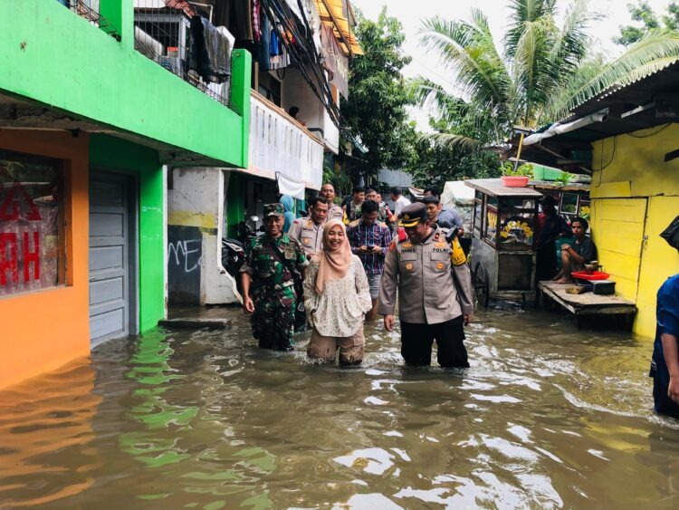 Polsek Cilincing Bantu Proses Pemungutan Suara yang Sempat Tertunda Karena Banjir