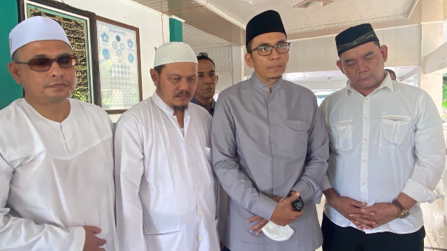 TGB Zainul Majdi Ziarah ke Makam Teungku Di Anjong