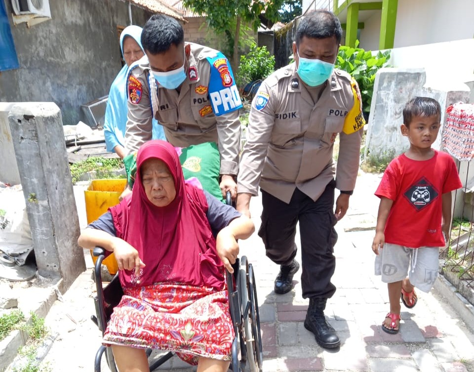 Bhabinkamtibmas Pulau Harapan Bantu Lansia Sakit Menuju Puskesmas dengan Penuh Humanis