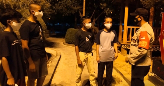 Giat Himbauan ProKes Terus Disampaikan Polsek Kep Seribu Selatan Ke Warganya Saat Giat Patroli Malam Hari