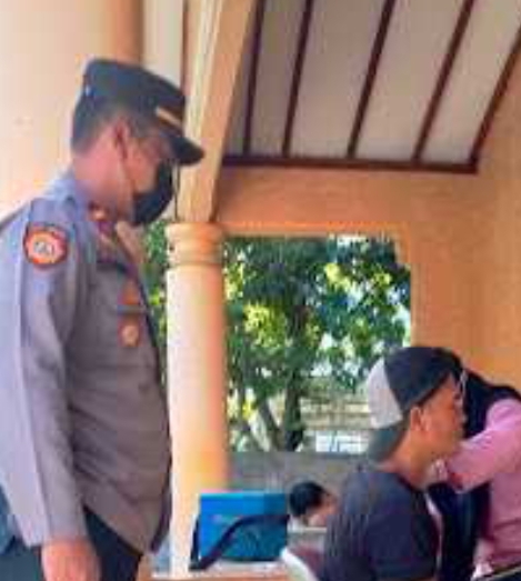 Dekati Lebaran, Polsek Kep Seribu Selatan Terus Gelar Vaksinasi Booster Door to Door ke Warga