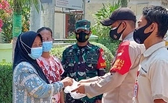 Polres Kep Seribu Terus Himbau ProKes dan Bagikan Masker ke Warga