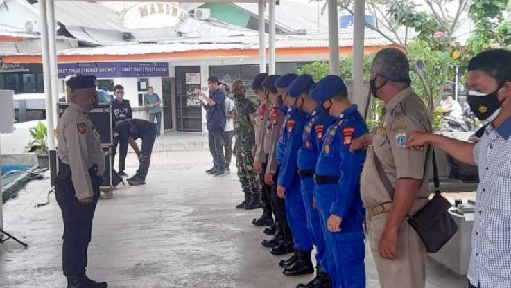 Di Dermaga Marina Ancol Personel Polres Kep Seribu Ketatkan Pengawasan ProKes dan Wajibkan 201 Wisatawan Ke Pulau Sudah Suntik Vaksin