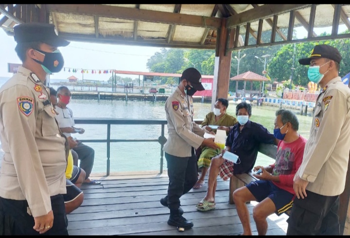 Bagikan 2.300 Masker Medis Gratis, Polres Kep Seribu Terus Cegah Penyebaran Covid-19