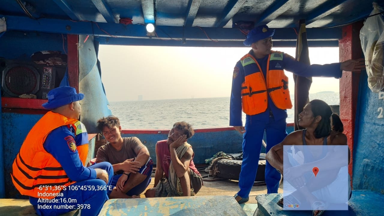 Patroli Laut Satpolairud Polres Kepulauan Seribu Berikan Himbauan Kamtibmas dan Keselamatan kepada Nelayan