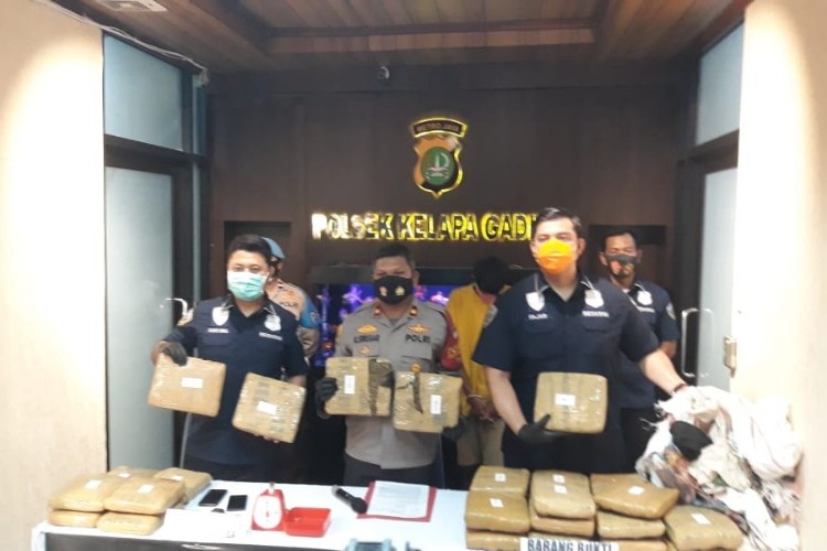 Petugas Reskrim Polsek Kelapa Gading Bekuk  Dua Pengedar Ganja