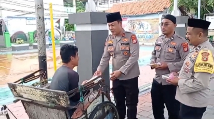 Polsek Kepulauan Seribu Utara Bagikan Takjil kepada Warga Pulau Kelapa dan Harapan dalam Ramadhan Baroqah