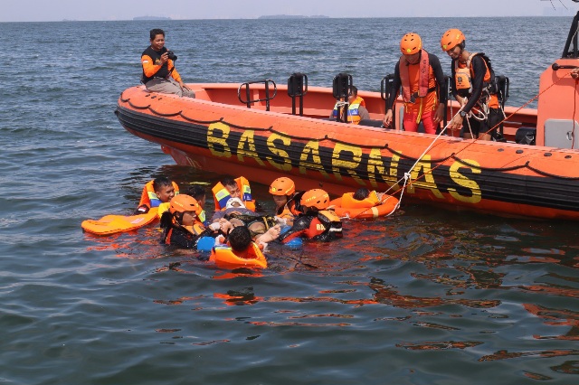 Satuan Polair Polres Kepulauan Seribu Gelar Latihan Gabungan SAR dengan Basarnas dan Damkar untuk Penanganan Laka Laut dan Kebakaran Kapal di Pulau Untung Jawa