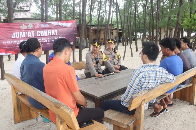 Kapolres Kepulauan Seribu Bersama Pejabat Utama Gelar 'Jumat Curhat' di Pulau Gusung Pandan