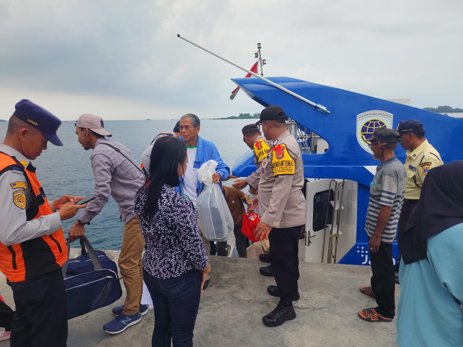 Polres Kepulauan Seribu Mengawal Kedatangan Wisatawan dengan Humanis