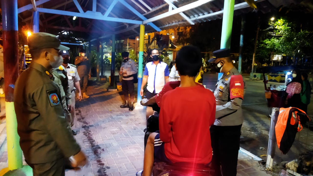 Giat Ops Yustisi Malam Hari Yang dipimpin Kapolsek Kep Seribu Utara Tindak Para Pelanggar ProKes