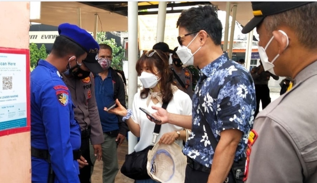 PPKM Level 2, Polres Kep Seribu Terus Gelar Pengawasan ProKes dan Wajibkan 216 Penumpang Kapal Ke Pulau Scan Barcode Peduli Lindungi