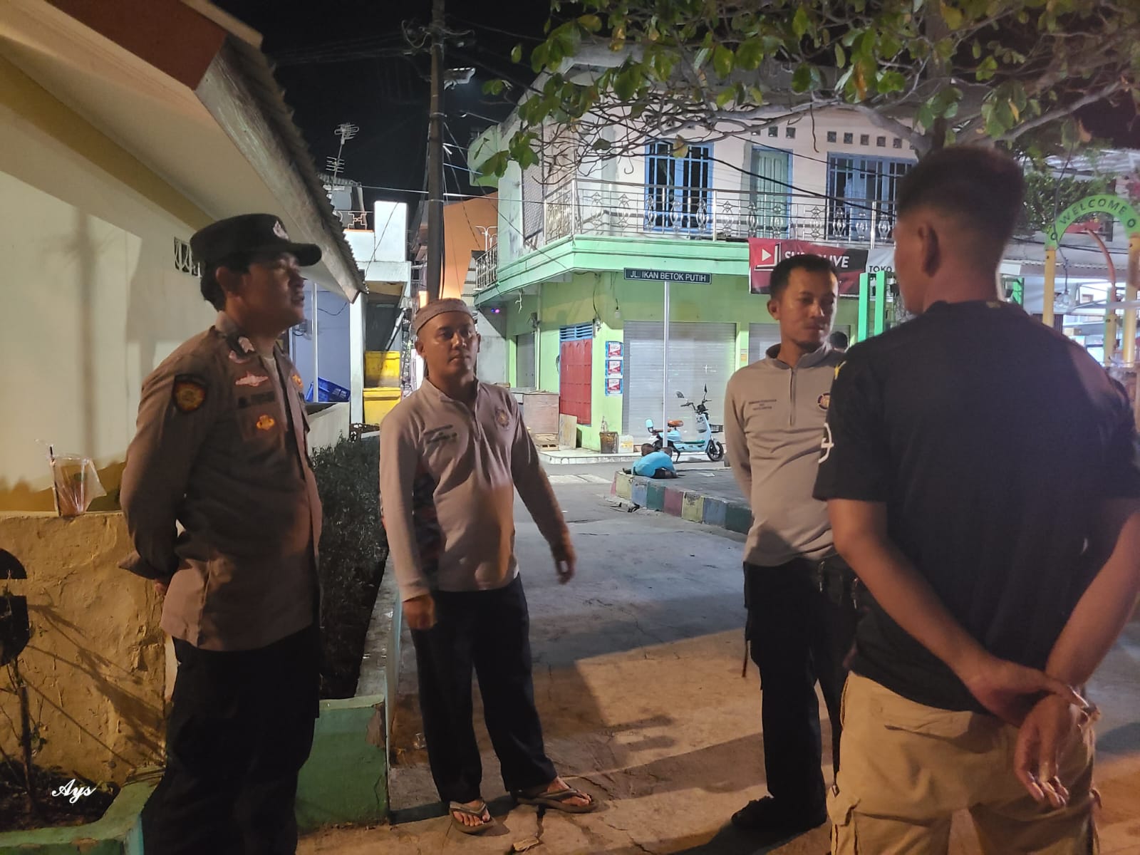 Polsek Kepulauan Seribu Utara Lakukan Patroli Malam di Pulau Kelapa: Himbau Warga Waspada Hoax dan Paham Radikal