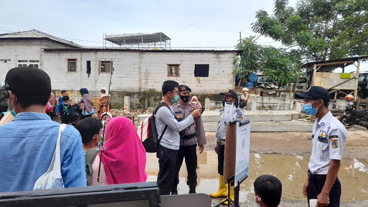 Giatkan Pengawasan ProKes, Personel Polres Kep Seribu Wajibkan 650 Penumpang Kapal Ke Pulau dari Pelabuhan Kaliadem Muara Angke Taat ProKes dan Sudah Suntik Vaksin