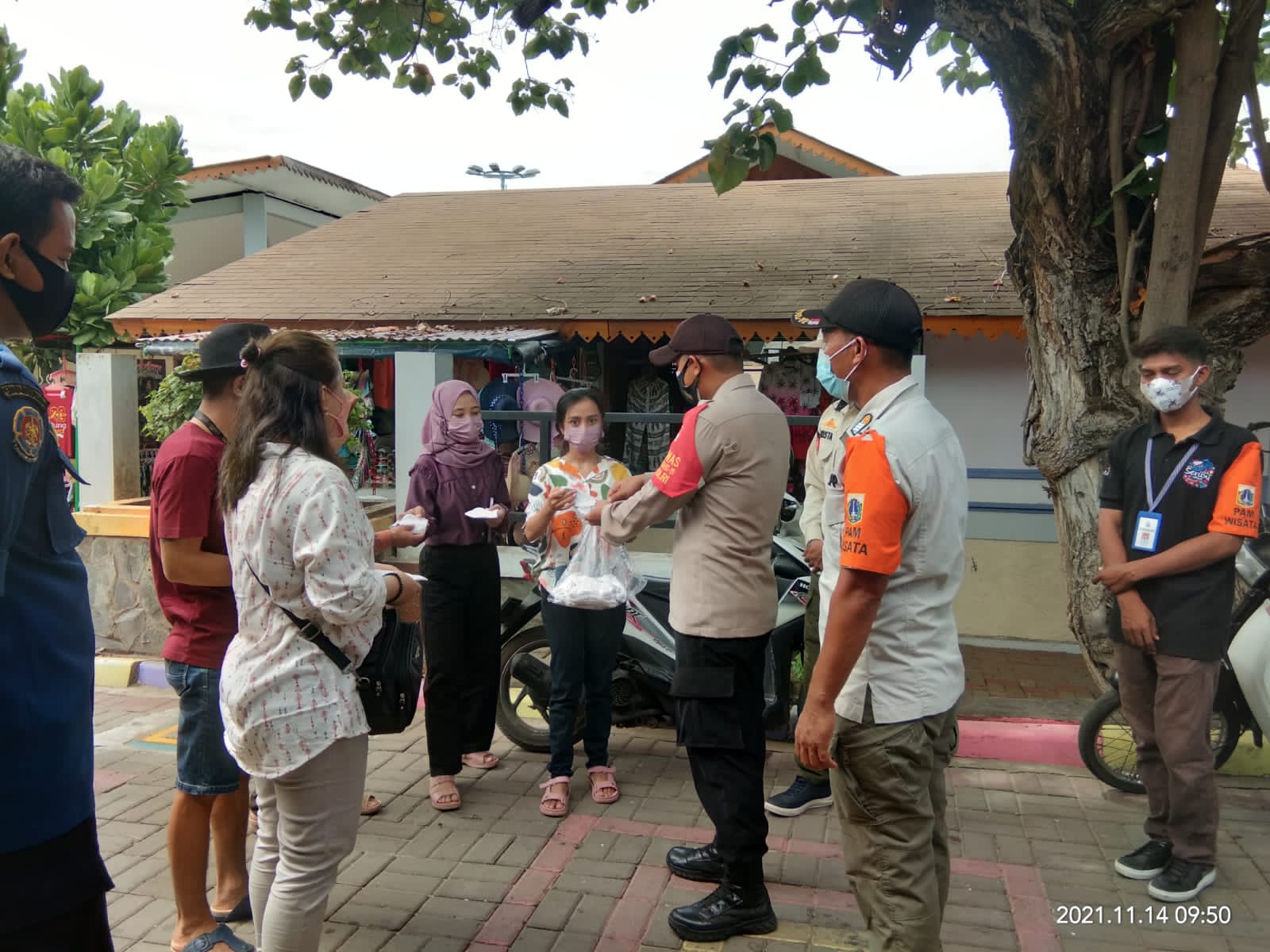 Hari ini Polres Kepulauan Seribu dan Polsek Jajaran Himbau ProKes dan Bagikan 1.500 Masker Dalan Cegah Sebaran COVID-19