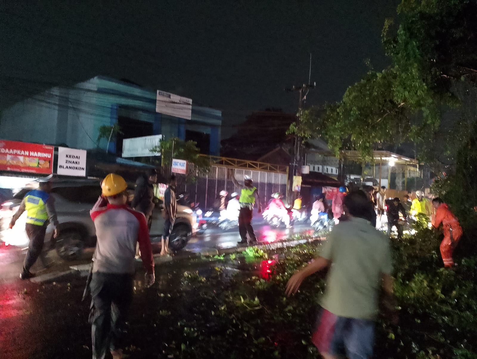 Piket Patroli Polsek Sukmajaya Segera Bertindak di Lokasi Kecelakaan Pohon Tumbang