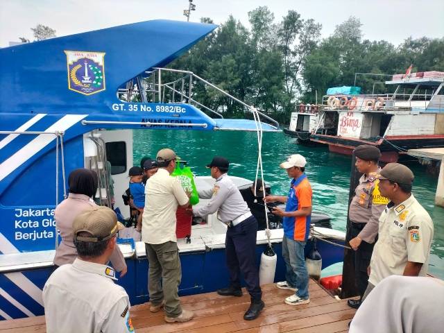 Polisi Humanis Kawal Pengamanan Dermaga Pulau Pari, Pastikan Keamanan Libur Nataru  