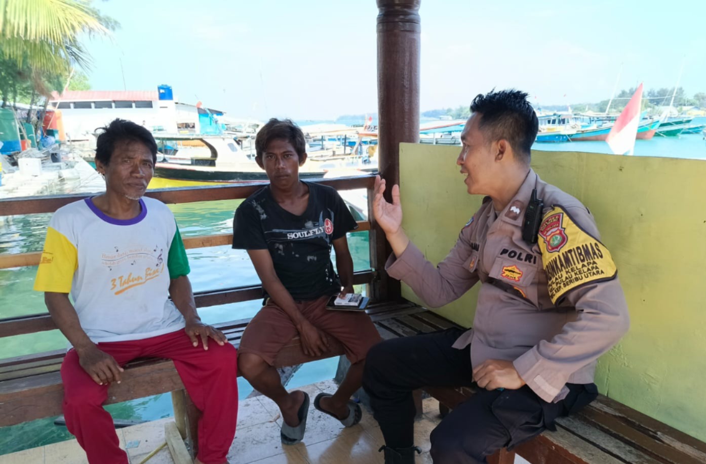 Bhabinkamtibmas Pulau Kelapa Sosialisasikan Layanan Call Center 110 kepada Warga