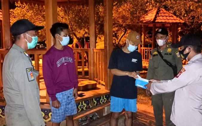 Tekan Sebaran COVID19, Polsek Kep Seribu Selatan Giatkan Patroli Imbauan ProKes dan Bagikan Masker Malam Hari