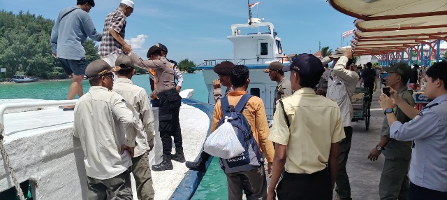 Polisi Baik Polsek Kepulauan Seribu Utara Bantu Penumpang dan Jaga Keamanan di Dermaga Wisata