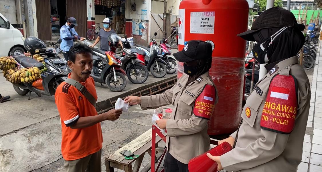 Personil Polsek Pademangan dan Polres Jakut Sambangi Pasar Tradisional Himbau Prokes