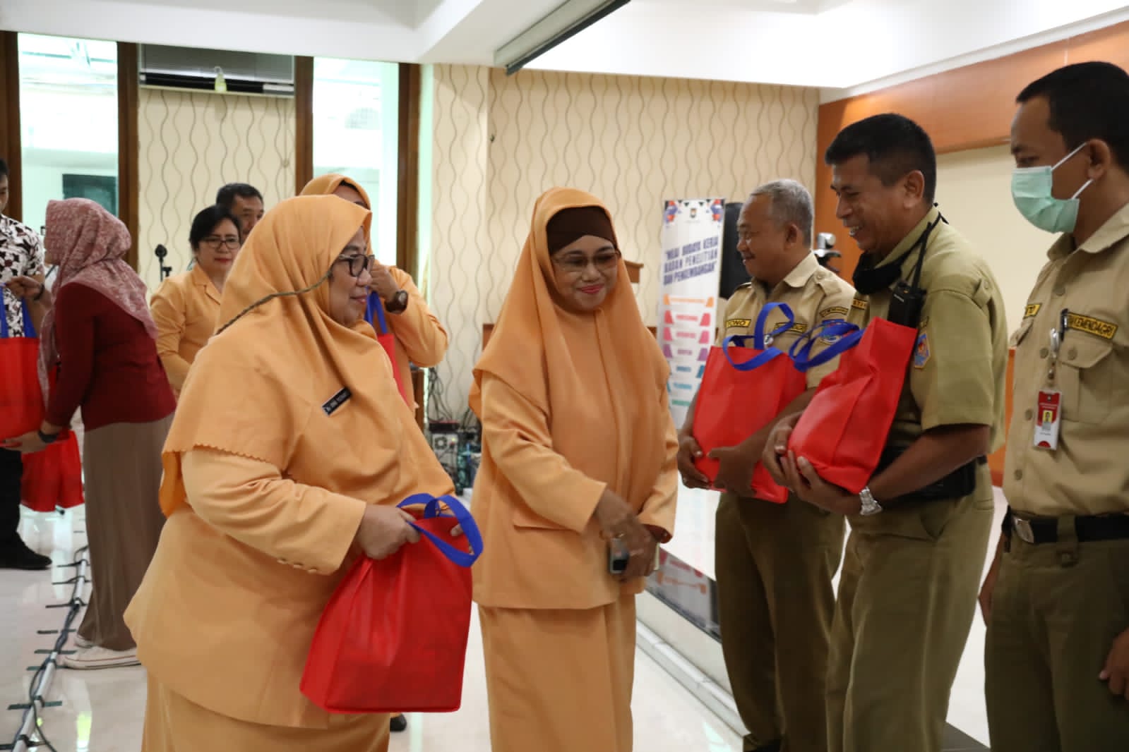 HUT ke-23 dan Peringati Hari Ibu, DWP BSKDN Gelar Bakti Sosial