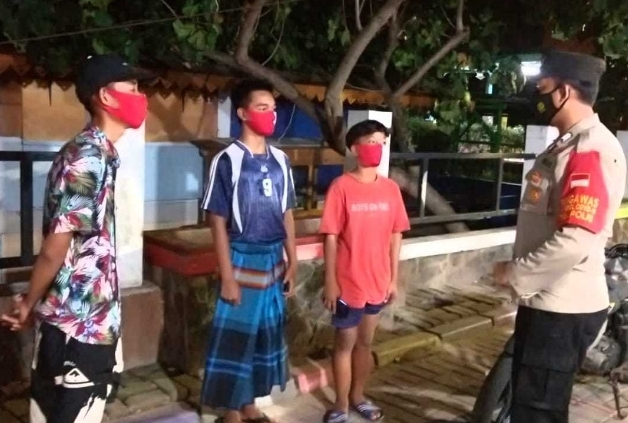 Patroli Jalan Kaki Malam Hari Polsek Kep Seribu Selatan Sambangi Warga Ajak Jaga Kamtibmas dan Taat ProKes
