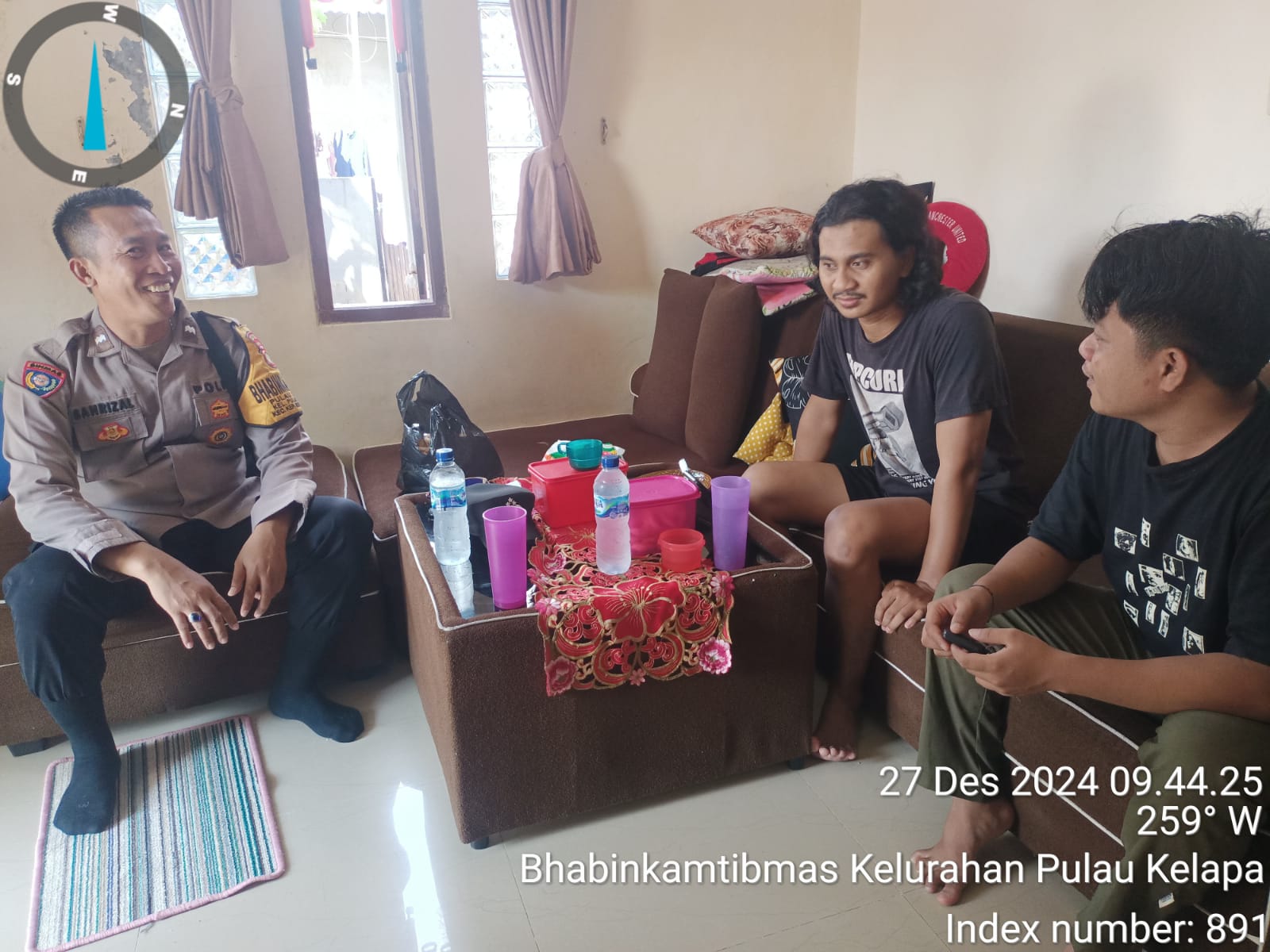 Aipda Sahrizal Sambangi Warga Pulau Kelapa, Berikan Himbauan Keamanan Homestay dan Kamtibmas