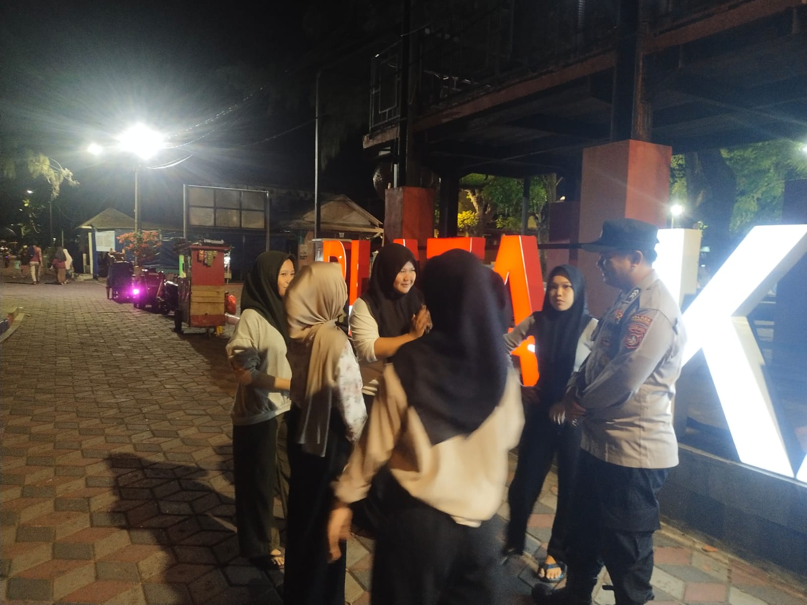 Polsek Kepulauan Seribu Utara Himbau Remaja Pulau Panggang Patuhi Aturan dan Jauhi Hoax dalam Patroli Malam