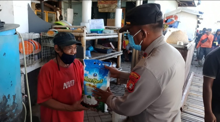 Meringankan Beban Para Pekerja Pelabuhan yang Terdampak Covid- 19, Polsek Muara Baru Bagikan Bantuan Beras