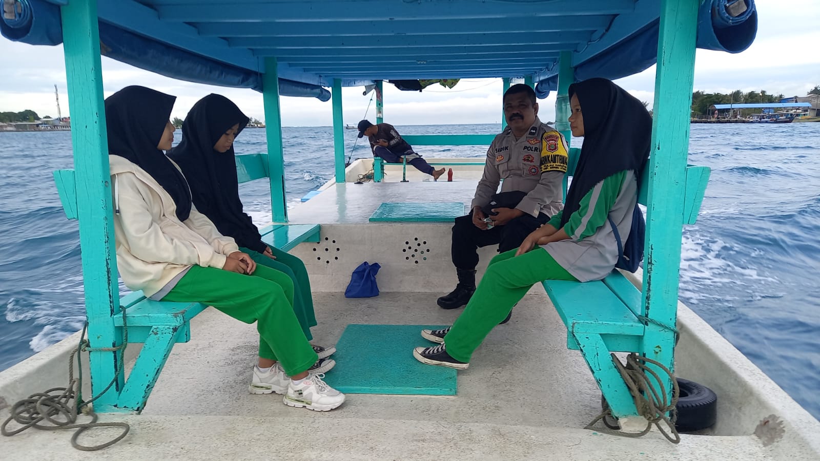 Dengarkan Aspirasi Warga, Bhabinkamtibmas Polsek Kepulauan Seribu Utara Laksanakan Sambang Sampai ke Atas Kapal